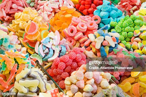 candies at la boqueria market in barcelona - crema fotografías e imágenes de stock