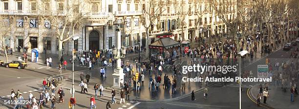 ramblas de catalunya in barcelona - las ramblas fotografías e imágenes de stock