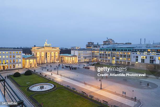 brandenburg gate view from pariser platz - pariser platz stock-fotos und bilder