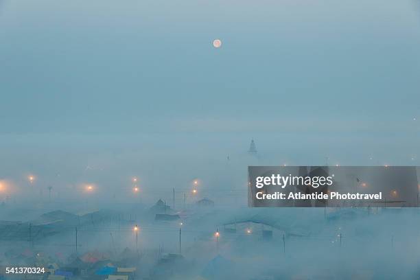 maha kumbh mela 2013,view of the camp in the fog - allahabad stockfoto's en -beelden