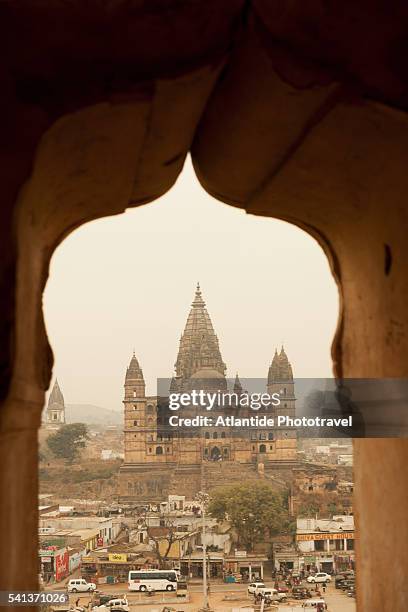 chaturbhuj temple from jahangir mahal - orchha photos et images de collection