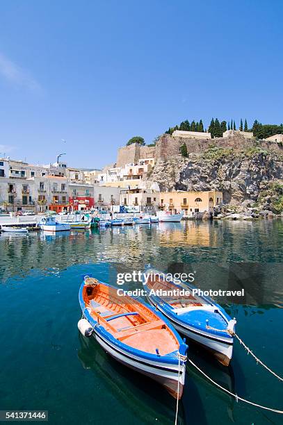 boats near porto delle genti - aeolian islands 個照片及圖片檔