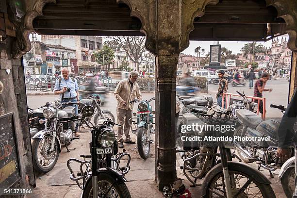 royal enfield mechanic atelier in old town - madhya pradesh stock-fotos und bilder