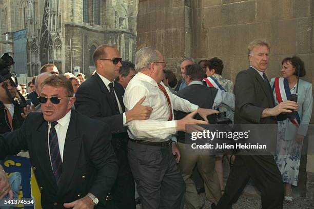 Jean-Marie Le Pen s'affronte à des manifestants anti Le Pen.