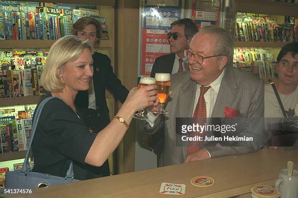 Jean-Marie Le Pen et sa fille Marie-Caroline, candidate dans la 8ème circonscription des Yvelines.