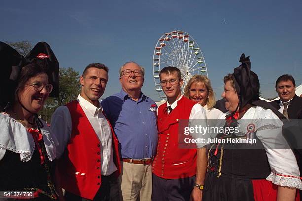 Jean-Marie Le Pen pose avec des sympathisants en costume alsacien.