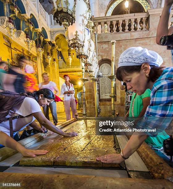 old town, christian quarter, church of the holy sepulchre (also called the basilica of the holy sepulchre), people near the stone of anointing - golgotha jeruzalem stockfoto's en -beelden