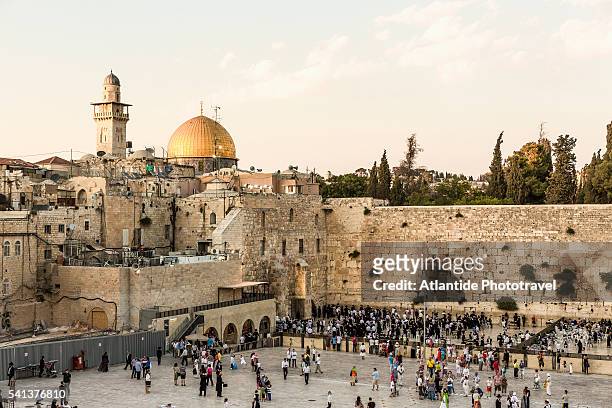 old town, jewish quarter, the western wall (wailing wall) and, on the background, the dome of the rock and a minaret of temple mount - klagemauer stock-fotos und bilder