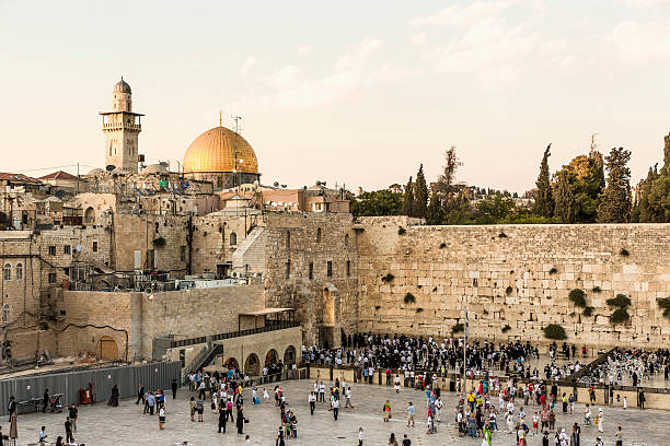 old town, jewish quarter, the western wall (wailing wall) and, on the background, the dome of the rock and a minaret of temple mount - jerusalem old city stock pictures, royalty-free photos & images