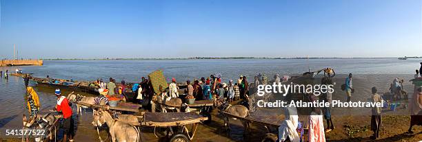 people along the niger river - niger river stock pictures, royalty-free photos & images