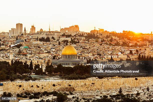 the old town with the dome of the rock at the sunset from mount of olives - gerusalemme foto e immagini stock