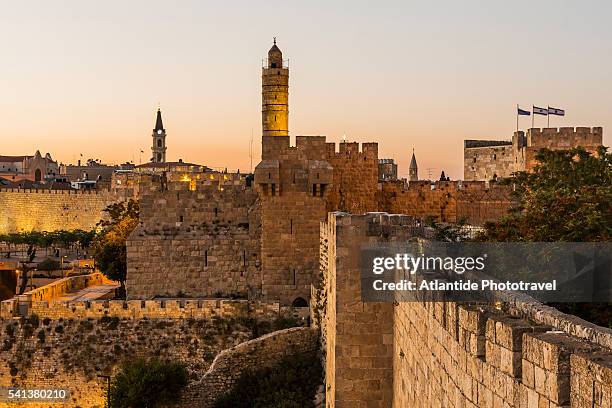 old town, the tower of david (or citadel of jerusalem) and the walls - gerusalemme foto e immagini stock