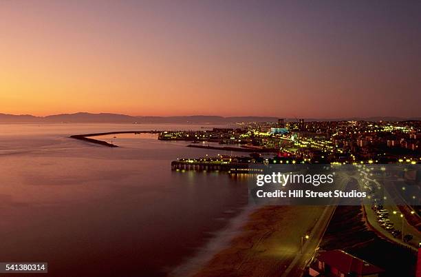 sunset on redondo beach's king harbor - redondo beach kalifornien stock-fotos und bilder