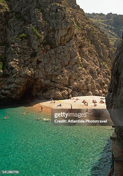 the torrent de pareis beach on majorca - majorque photos et images de collection
