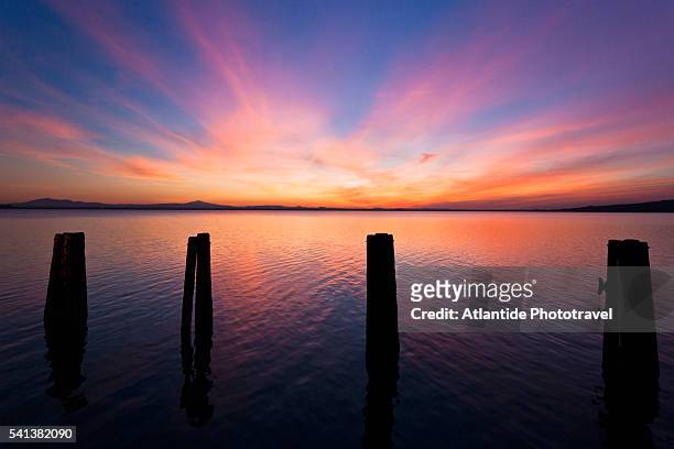isola (island) maggiore, sunset over lago (lake) trasimeno - lac trasimeno photos et images de collection