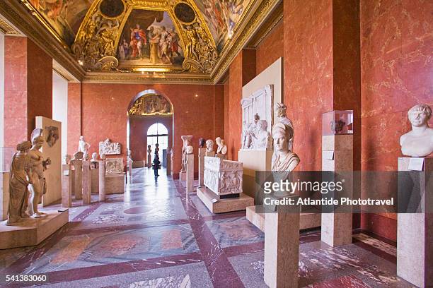 roman area of the musee du louvre - louvre inside fotografías e imágenes de stock