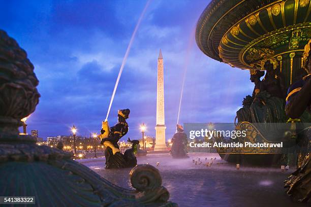 the obelisk of luxor behind fountain - place de la concorde stock-fotos und bilder