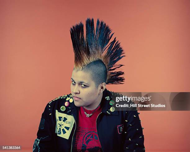 female punk with large mohawk - punker stockfoto's en -beelden