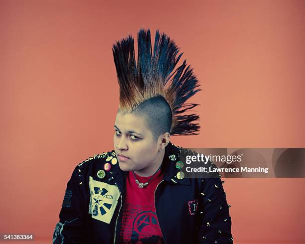 female punk with large mohawk - mohawk stock pictures, royalty-free photos & images