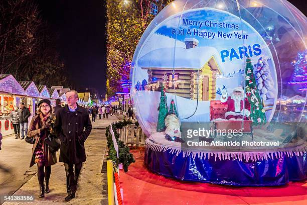champs-elysees, the christmas market - snow globe paris stock-fotos und bilder