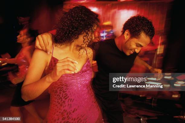 couple dancing at a nightclub - salsa dancing stockfoto's en -beelden