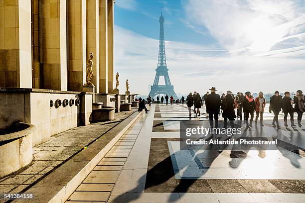 trocadero, place des droits de l'homme (rights of man square), the palais (palace) de chaillot and, on the background, the tour (tower) eiffel - palacio de chaillot fotografías e imágenes de stock
