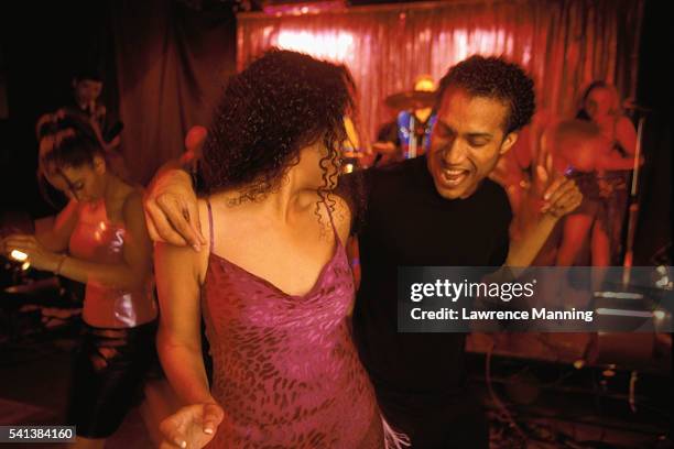 couple dancing at a nightclub - salsa fotografías e imágenes de stock
