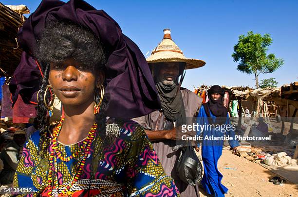 people shopping at a market - nigeria market stock pictures, royalty-free photos & images