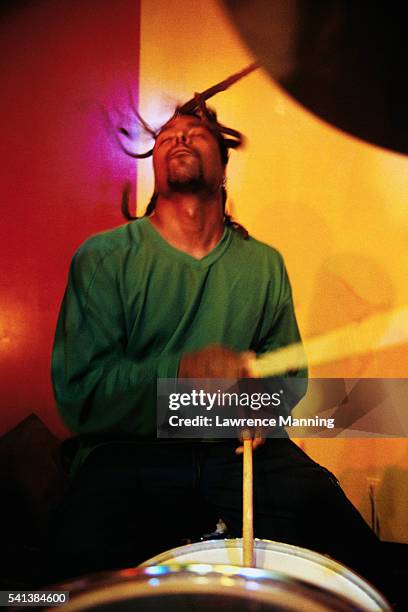 drummer performing in reggae band - instrument à percussion photos et images de collection