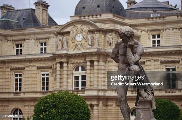 statue in luxembourg gardens - jardin du luxembourg photos et images de collection