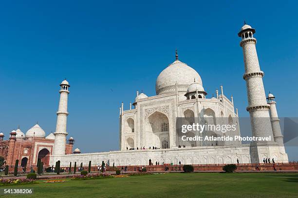 view of the taj mahal - minaret stockfoto's en -beelden