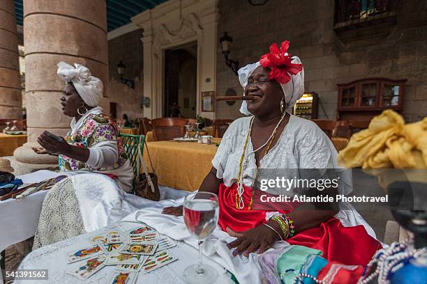 la habana vieja (old havana district), cuban woman reading the future with playing cards in plaza de la catedral (cathedral square) - la habana stockfoto's en -beelden