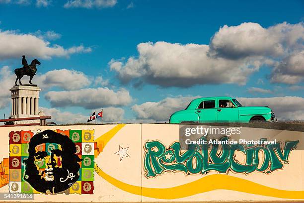 parque (park) martires del 71, che guevara murals and the equestrian statue of maximo gomez in the background - havana background stock pictures, royalty-free photos & images