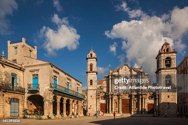 la habana vieja (old havana district), plaza de la catedral (cathedral square) - la habana stock pictures, royalty-free photos & images