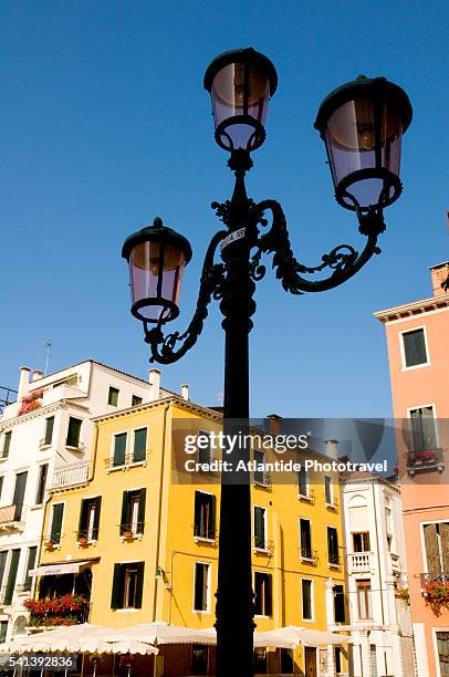 street light in campo santo stefano in venice - campo santo stefano stockfoto's en -beelden