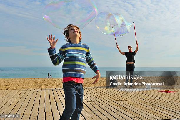 performance with giant soap bubbles at barceloneta - barceloneta fotografías e imágenes de stock