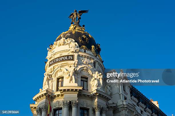 detail of edificio metropolis in madrid - metropolis building stock pictures, royalty-free photos & images