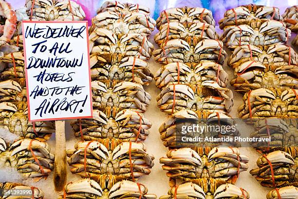 we deliver sign with crabs at pike place market - pike place market sign imagens e fotografias de stock