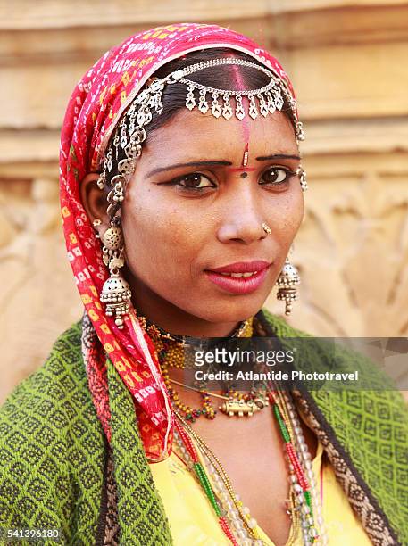 young rajasthani woman in traditional attire - rajasthani women stock-fotos und bilder