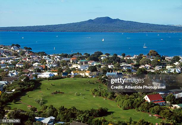 devonport and rangitoto island in new zealand - shield volcano stock-fotos und bilder