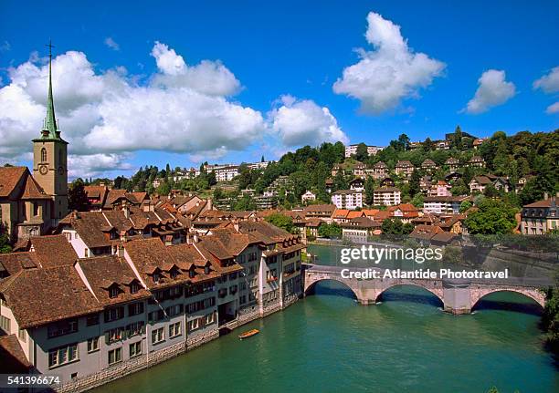 old city of bern on the aare river - jura suisse photos et images de collection