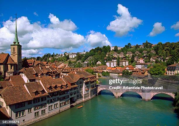 old city of bern on the aare river - canton de berne photos et images de collection