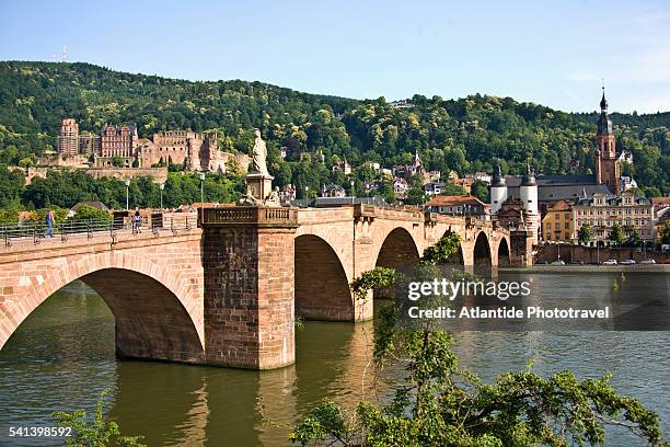 karl theodor bridge over the neckar river in heidelberg - heidelberg photos et images de collection