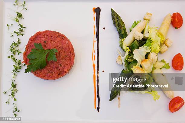 raw beef medallion and asparagus salad - food styling foto e immagini stock