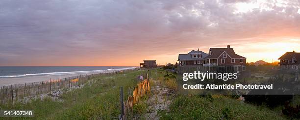 houses on fire island beach - casa al mare foto e immagini stock