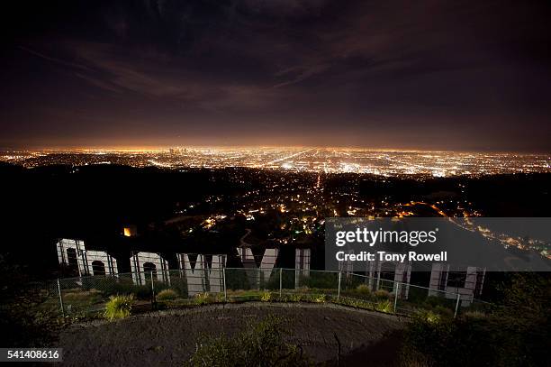 the backside of the hollywood sign at night, hollywood hills, california - hollywood sign at night fotografías e imágenes de stock