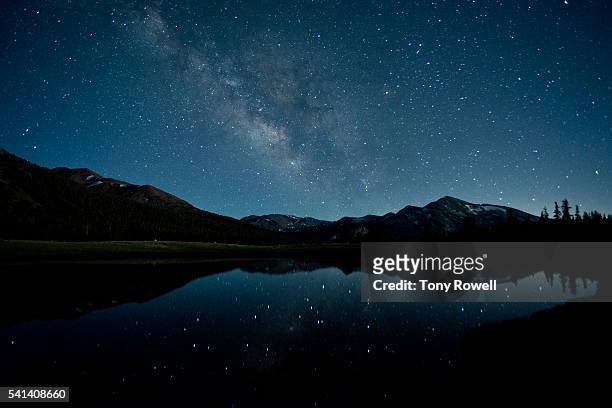 milky way reflecting in seasonal pond at 9,000 feet in tuolumne meadows, yosemite national park, california, usa - stars sky 個照片及圖片檔