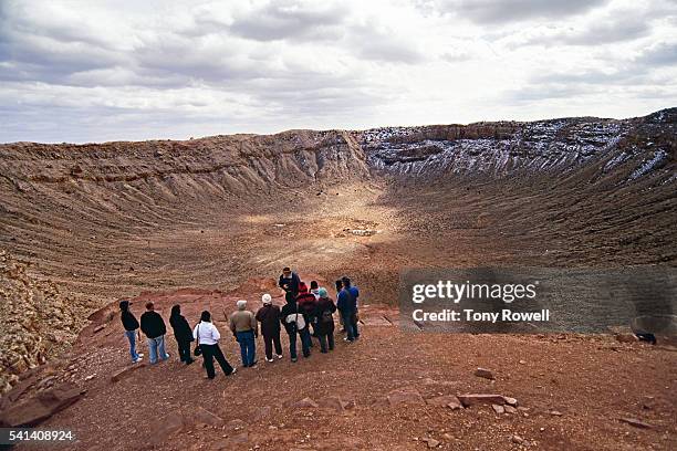 visitors take a guided tour of a meteor impact site at meteor crater in northern arizona - cratera do meteoro arizona imagens e fotografias de stock