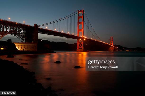 golden gate bridge at twilight san francisco, california - golden gate bridge fotografías e imágenes de stock