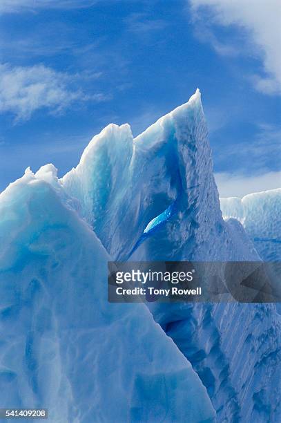 a large iceberg in baffin bay, canadian arctic - iceberg ice formation - fotografias e filmes do acervo